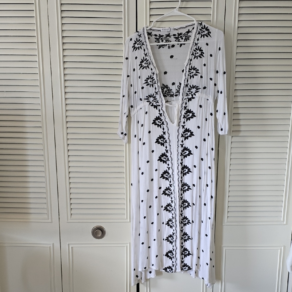 Elegant Black and White Maxi Dress
